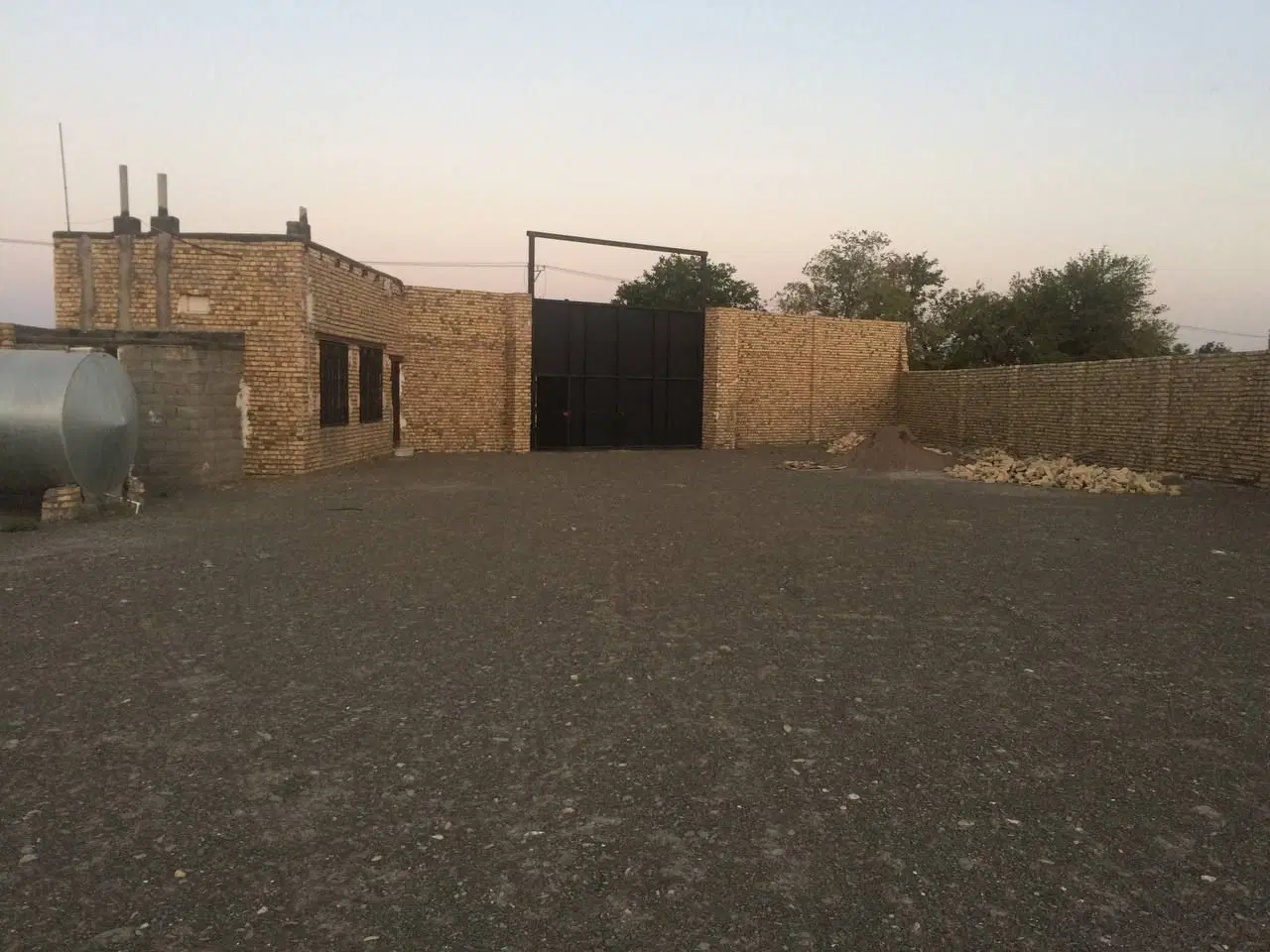 انبار دوردیوار۲۶۰۰متر با مغازه۴۵متر،حاشیه طرجچی