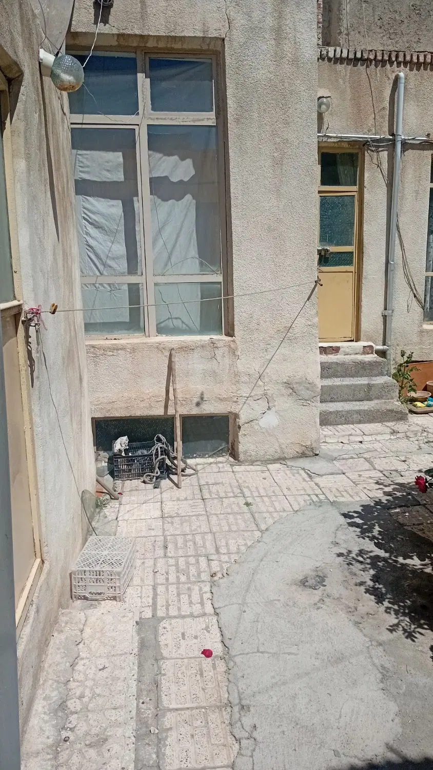حیاط کلنگی .‌..