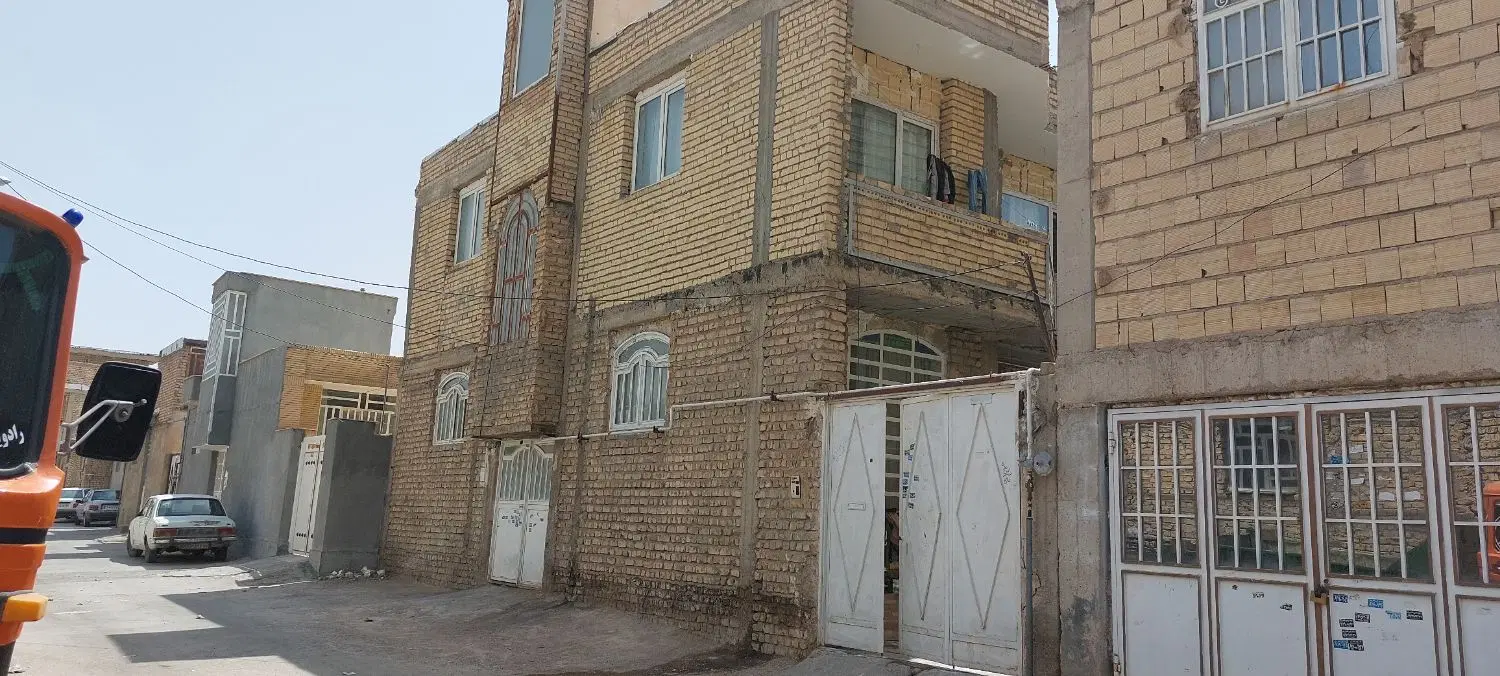 منزل دوطبقه ویلایی درب حیاط ورودی جدا