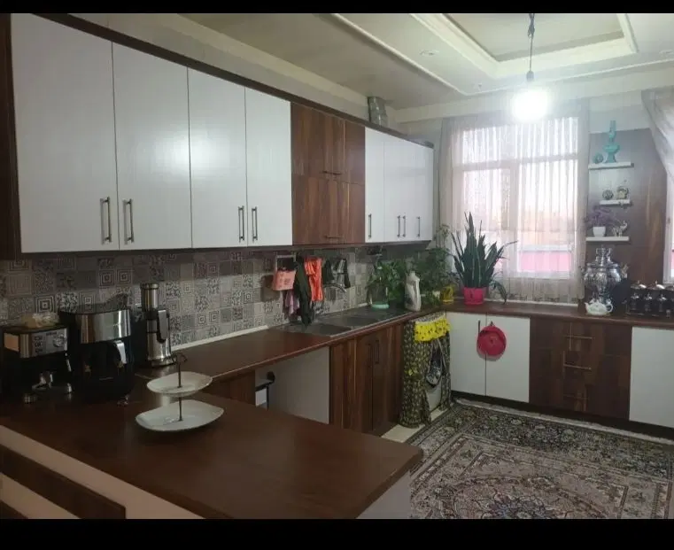 زیرزمین ۱۰۰ متری با حیاط و پنجره بزرگ
