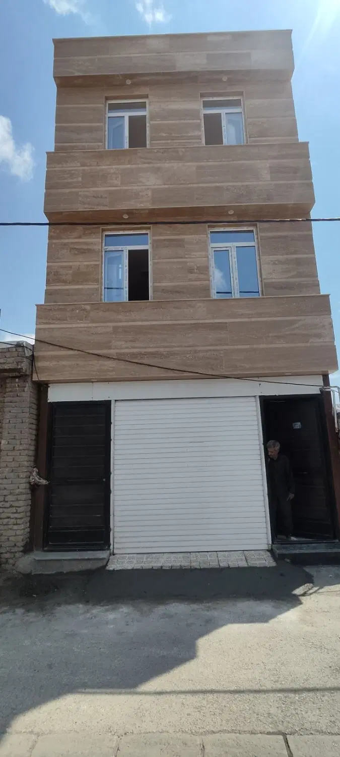 دو طبقه یک با پیلوت کریم آباد
