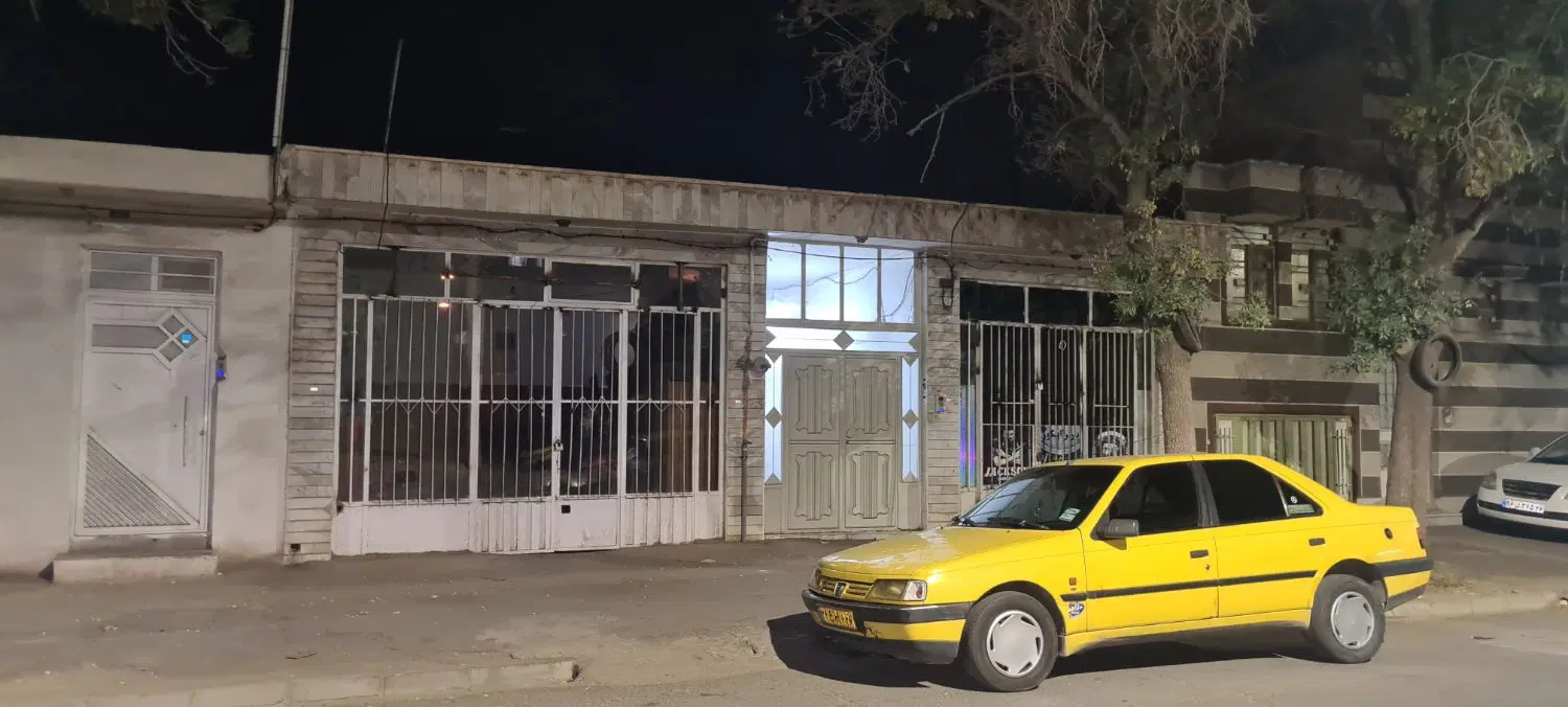 خانه ویلایی حاشیه خیابان حکمت
