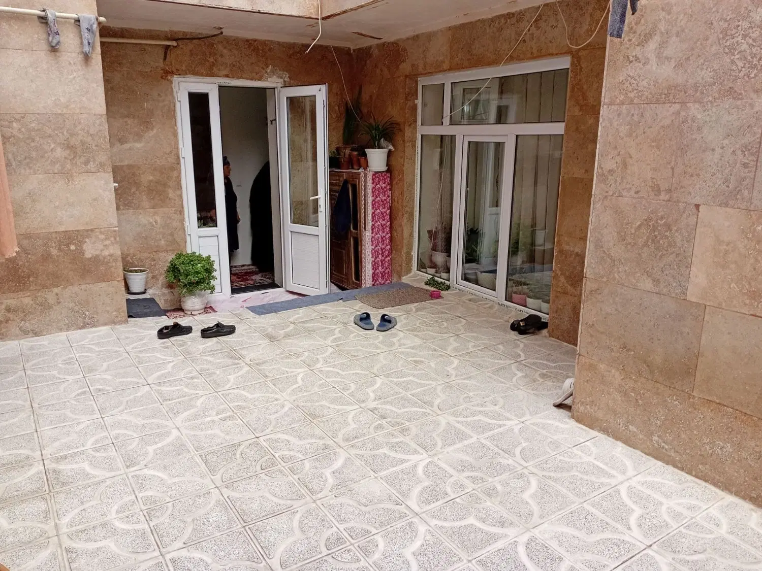 حیاط دربست درائل گلی روبه روی برج میلاد
