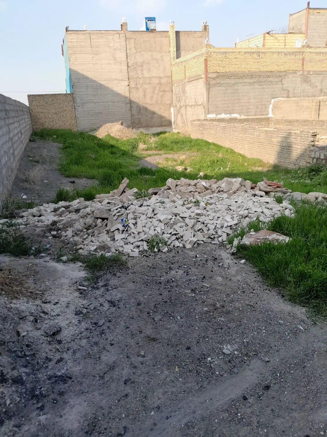 زمین ویرانی شاندیز بهترین موقعیت برای ساخت