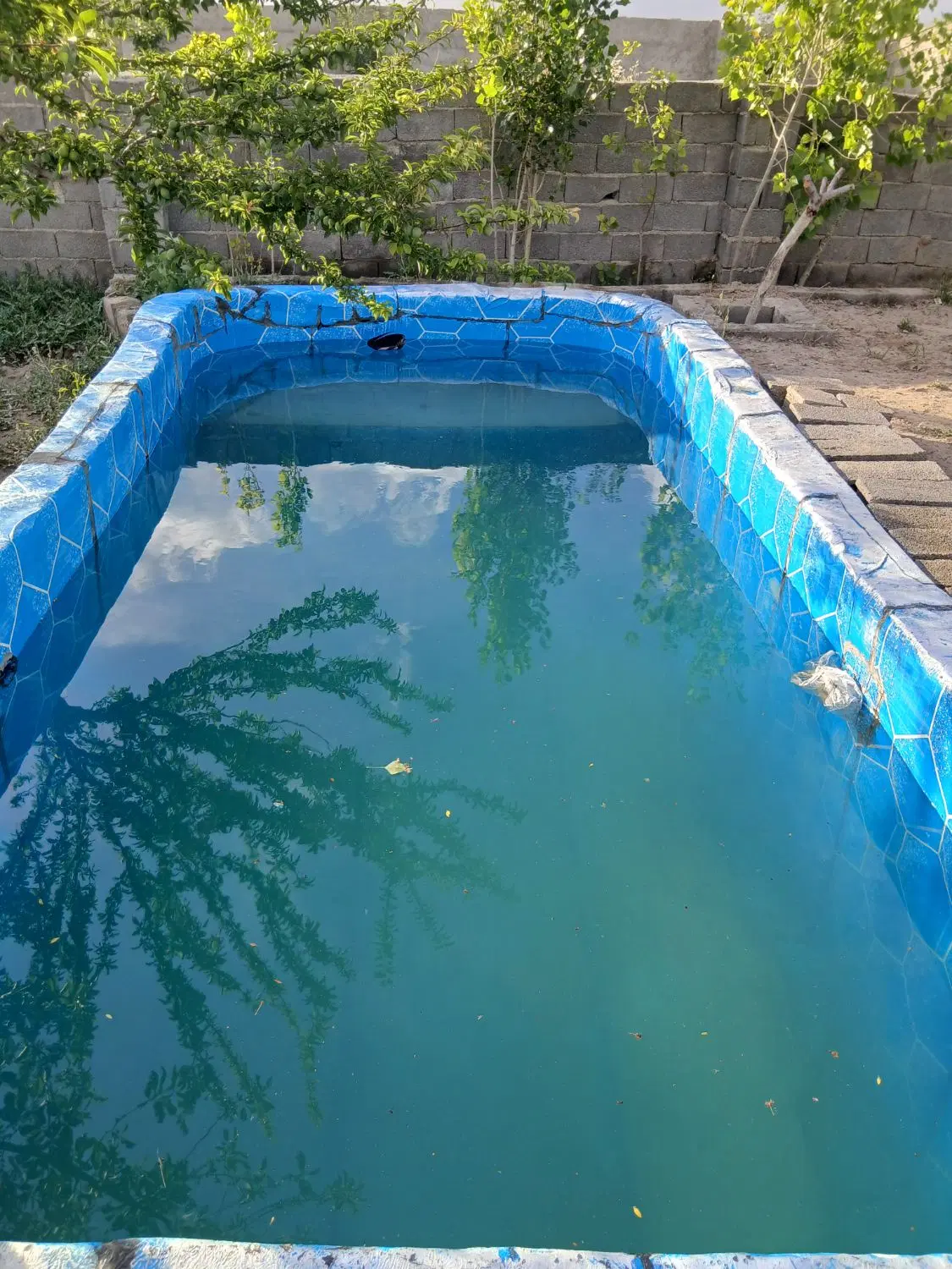باغ  ۵۰۰ مترخوش نقشه دارای دیوار  چاه آب و استخر