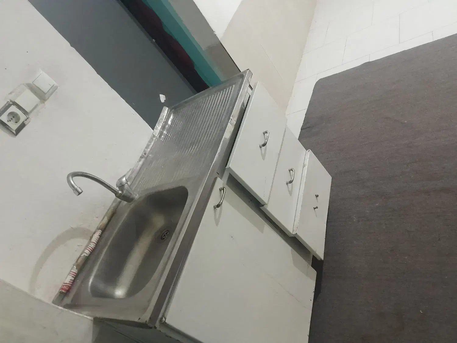 یک اتاق ولی راه جداست