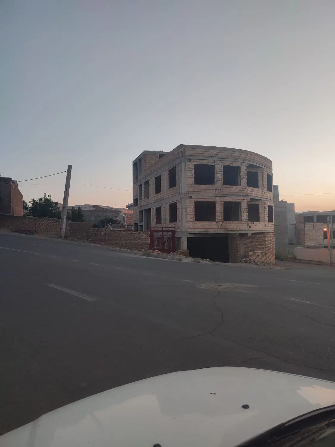 نیمه کاره سه نبش در شهریار  موقعیت تجاری مسکونی