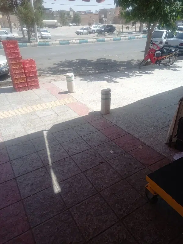 زمین دو نبش حصار شده