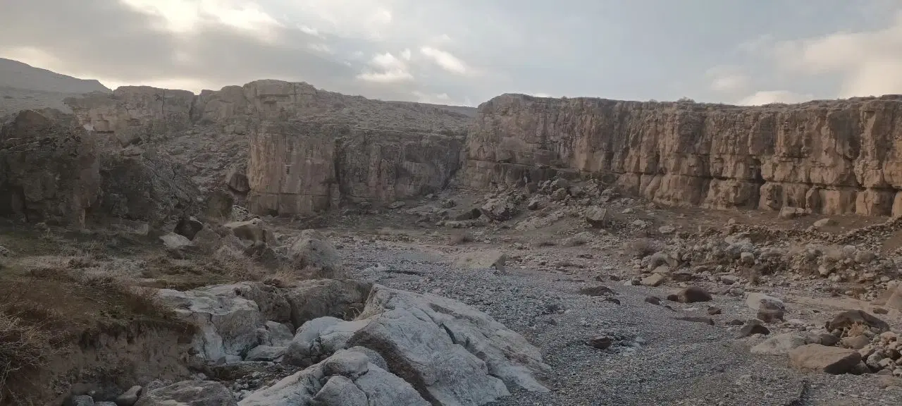 فروش معدن۱۰۰هکتاری دارای مستاجر ۲۳۰میلیونی در ماه
