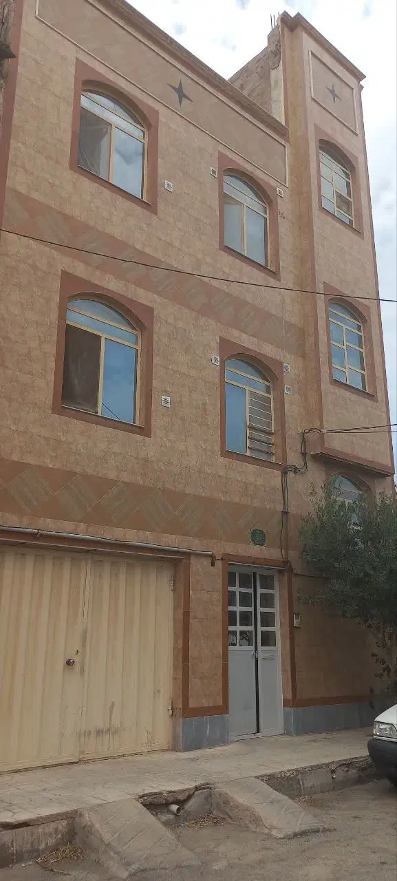 اجاره آپارتمان مرکز شهر طبقه همکف حیاط دار