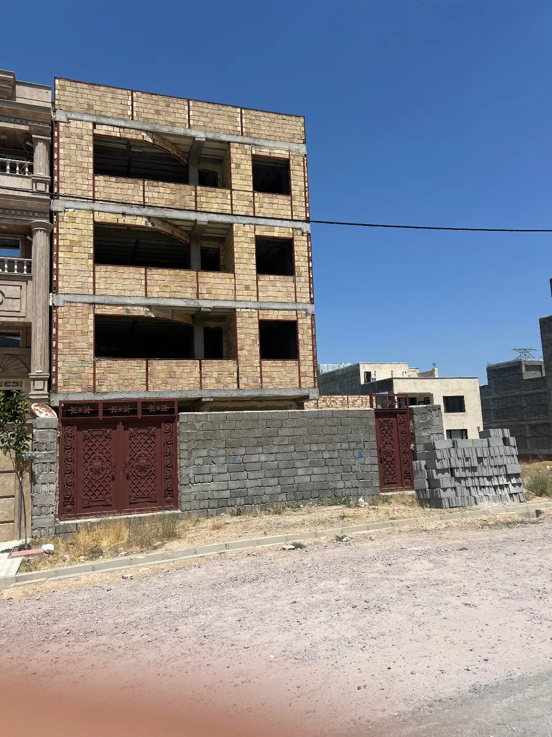 ساختمان به متراژ ۲۵۰ متر دارای کل امکانات
