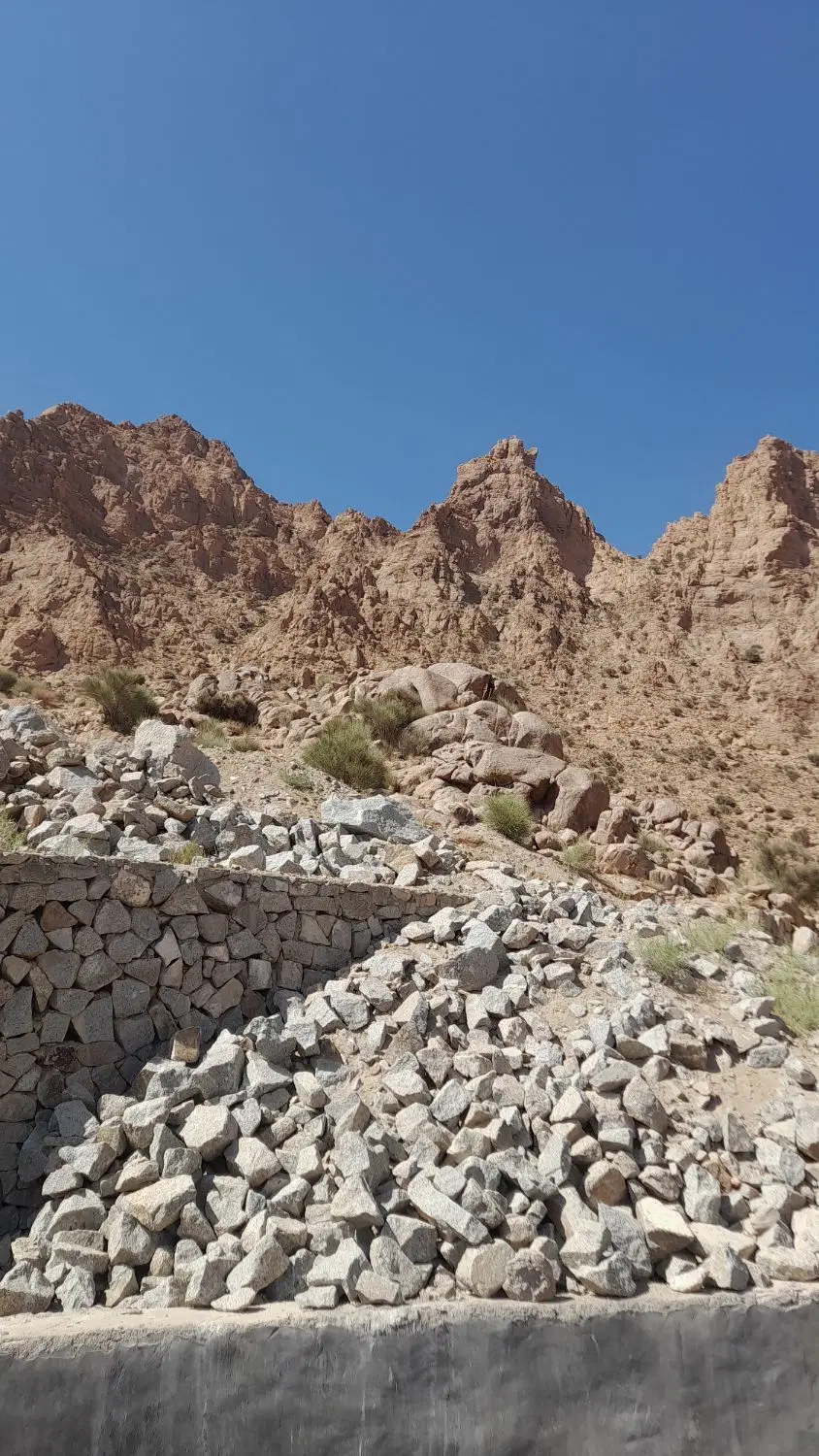 زمین جاده تنگ کنج کوه پنجاه کلیومتری یزد