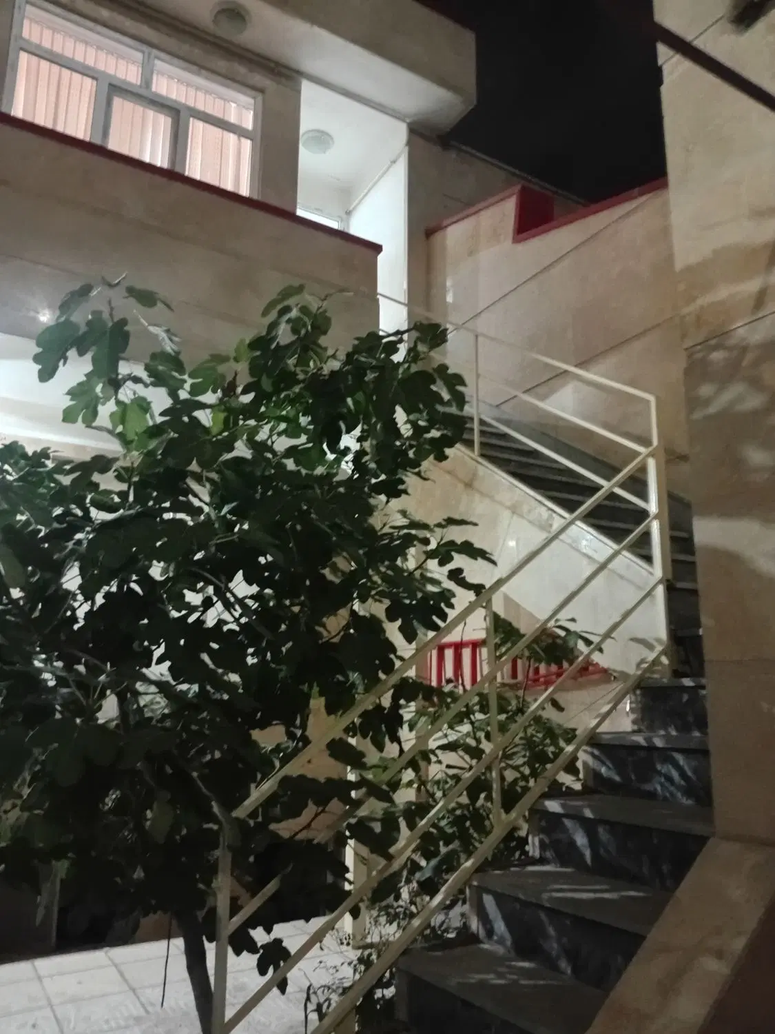 متراژ ۱۰۰ متر طبقه دوم بدون پارکینگ