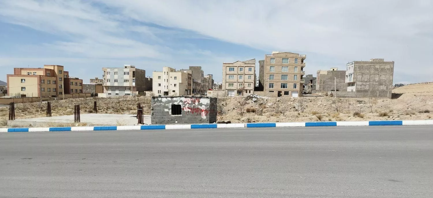 240متر مربع زمین مسکونی و تجاری
