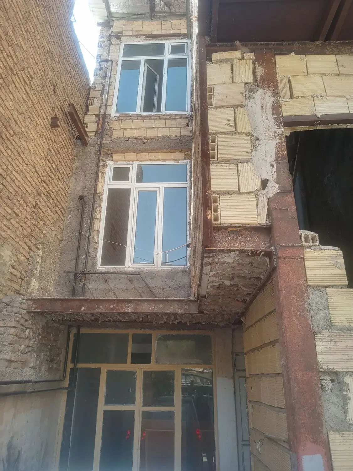 خانه سه طبقه آپارتمان سه طبقه