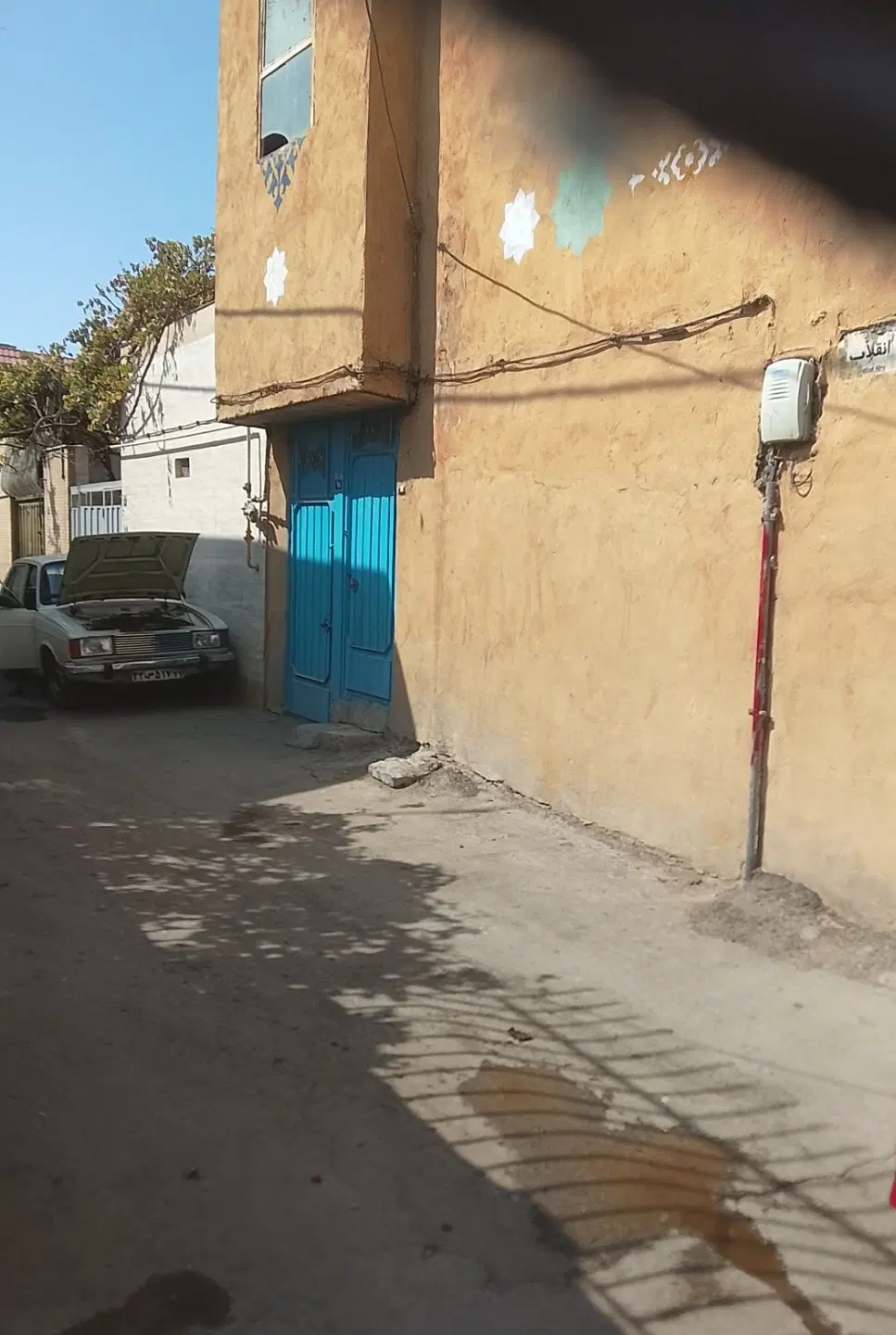 4 دهنه مغازه ویک واحد مسکونی بالا سر مغازه