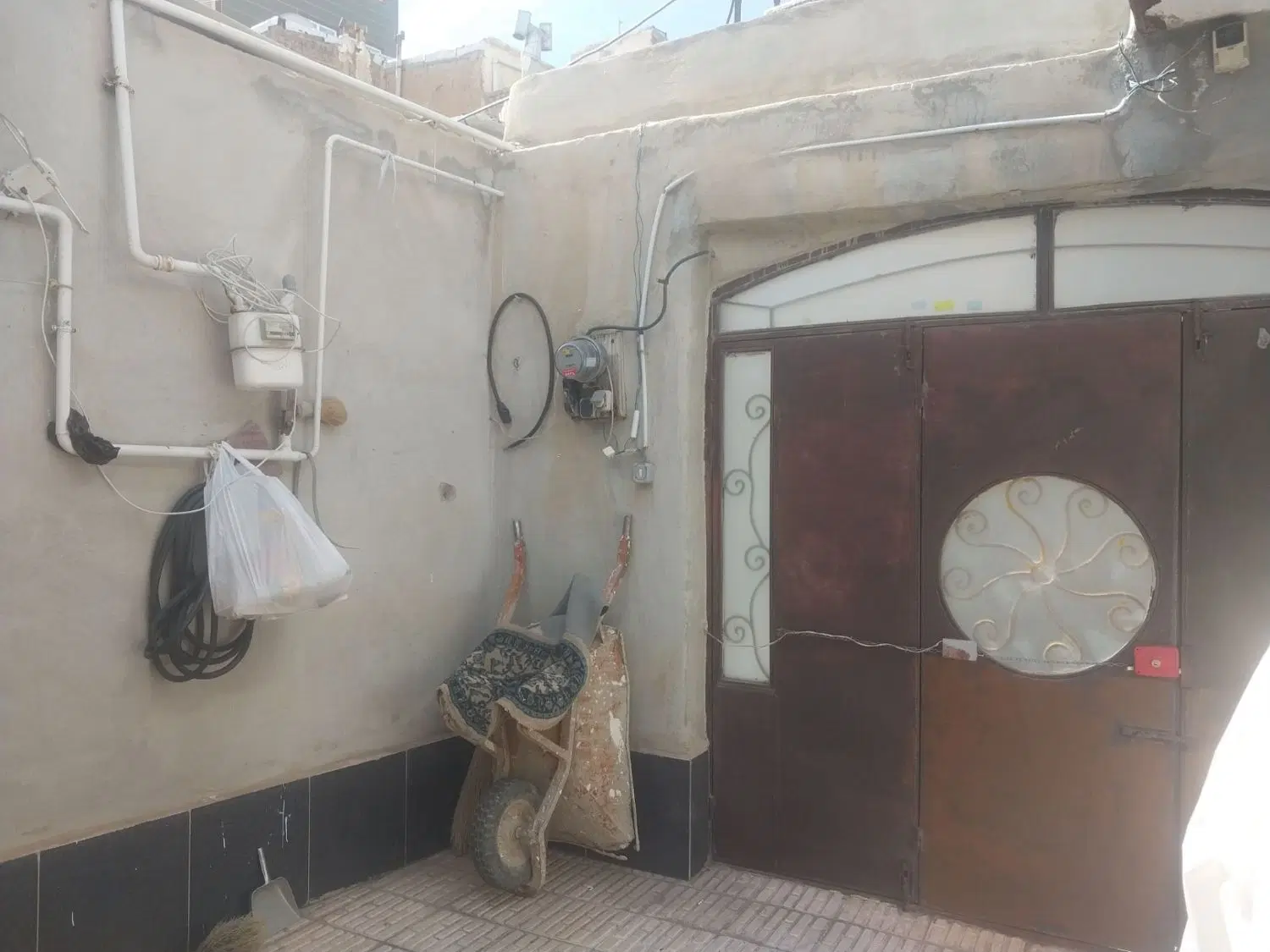 حیاط دربست ۱۱۰ متری