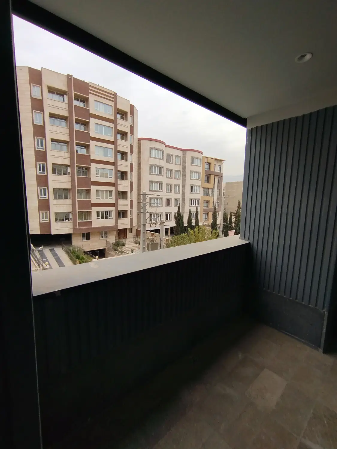 آپارتمان ۱۳۳متری. فول امکانات. رو به نما. باغستان