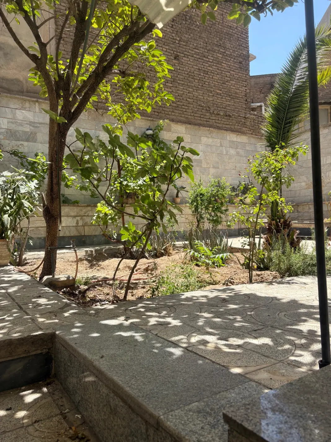 ۸۵متر دوخوابه زیرهمکف حیاط دار باپارکینگ نیروهوایی