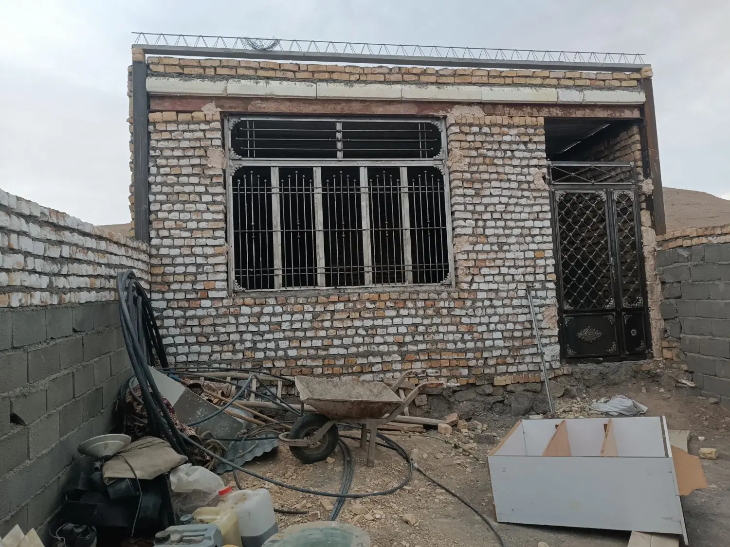 یک دستگاه منزل ویلای  ۱۰۰ متر زمین ۶۰ متر بنا