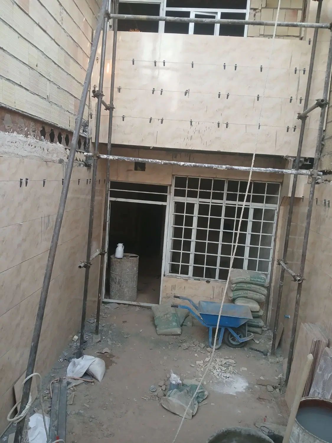 ۸۰ متر دوخواب طبقه ۳ با پشت بام دور دیوار