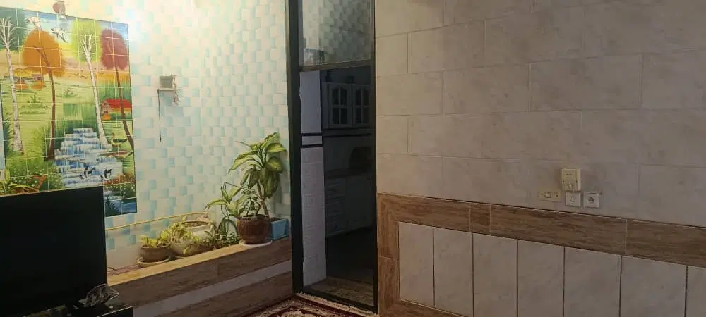 خانه لب خیابان اصلی