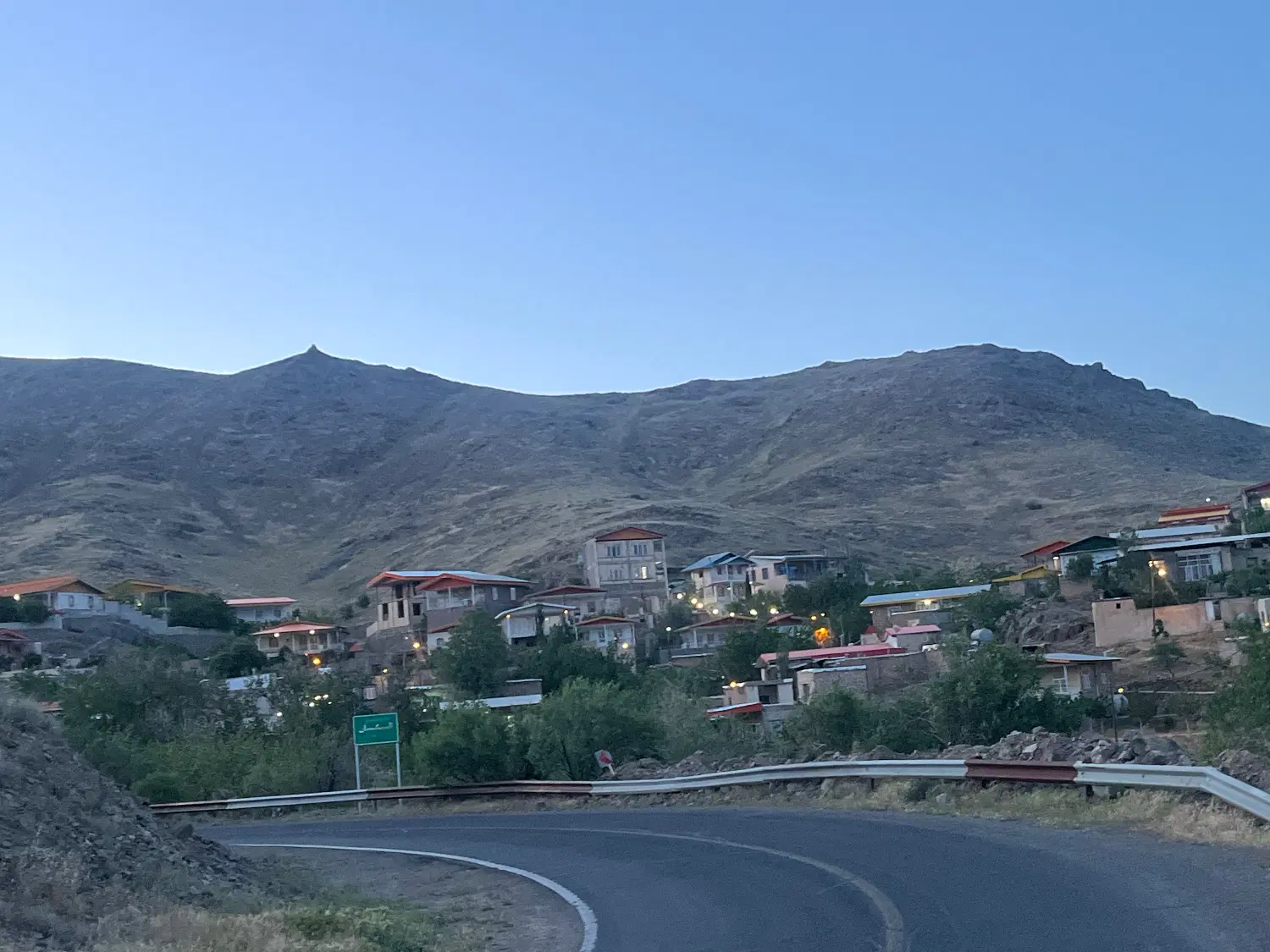 یک قطعه باغچه داخل بافت روستا
