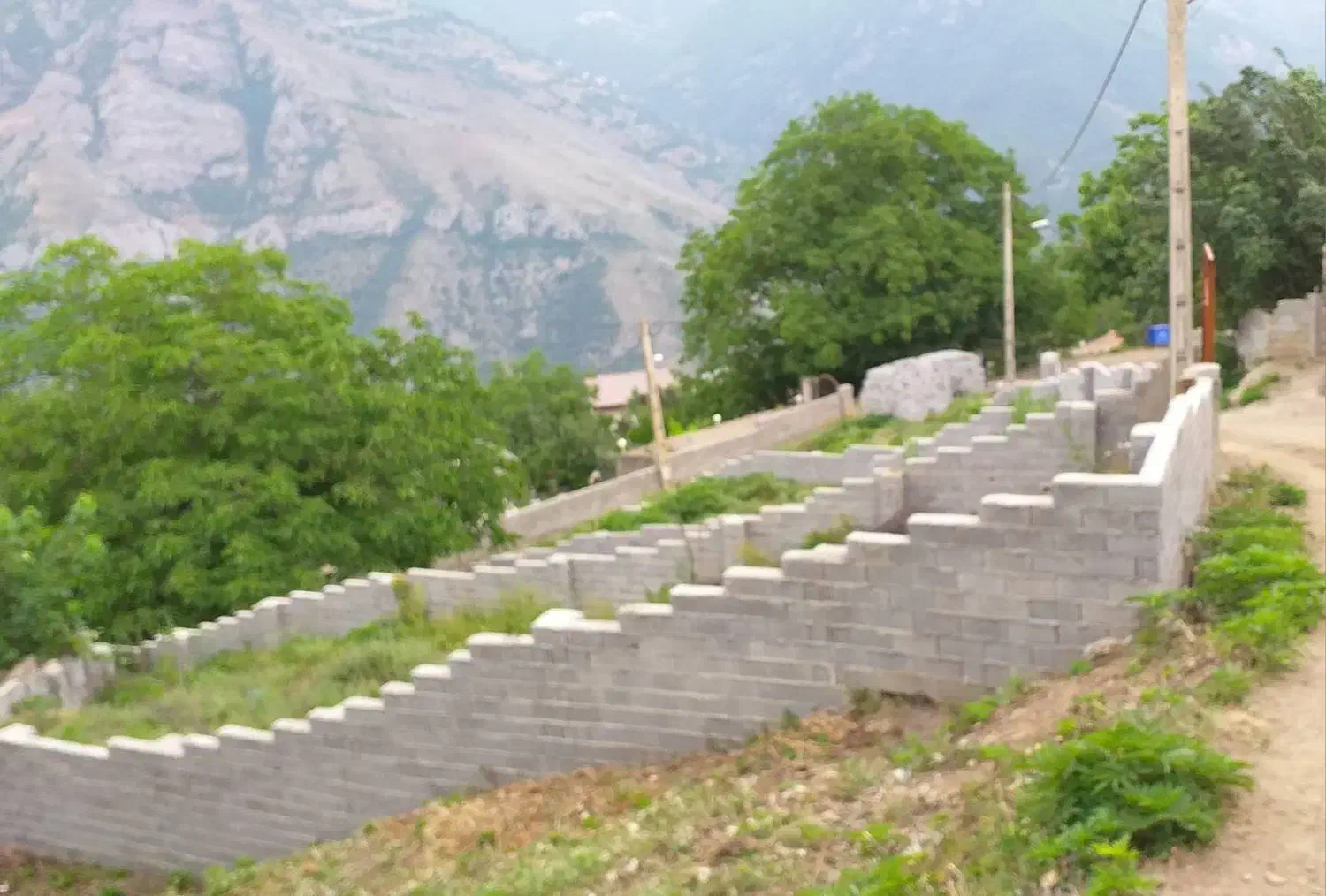 یک قطعه زمین ۱۸۶ متر  دیوار کشی آب برق گاز