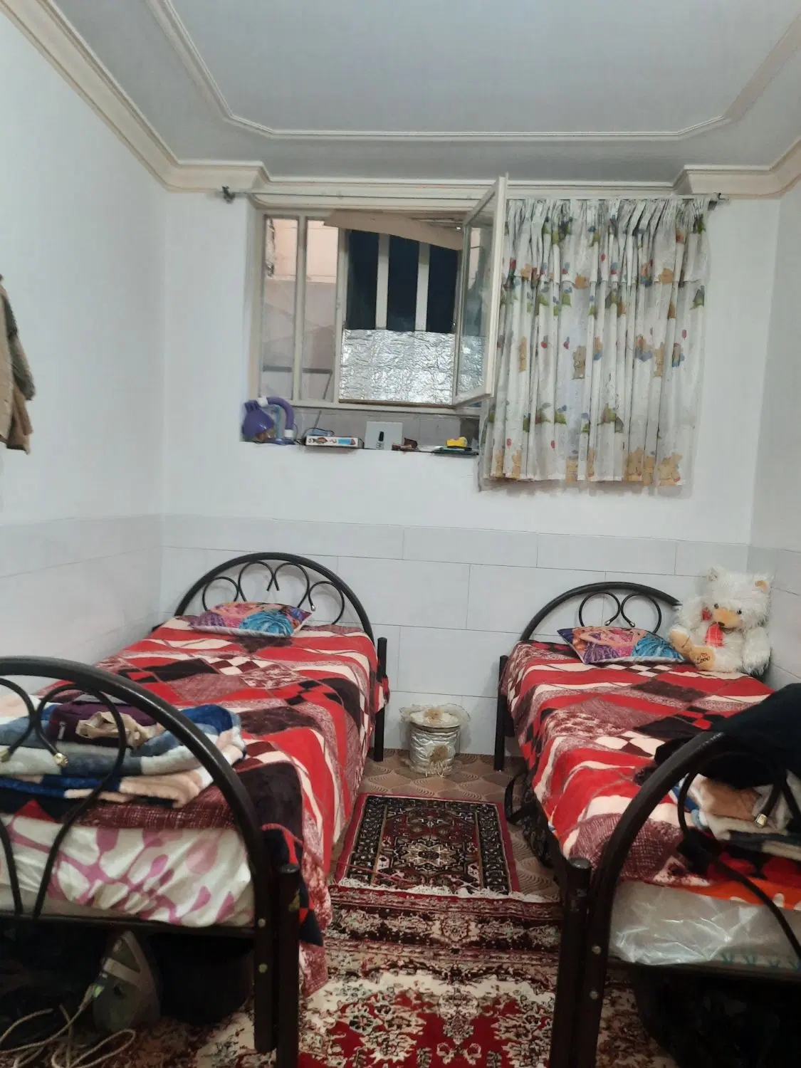 ملک در ۳ طبقه واحد زیر زمین تکمیل.نیم طبقه