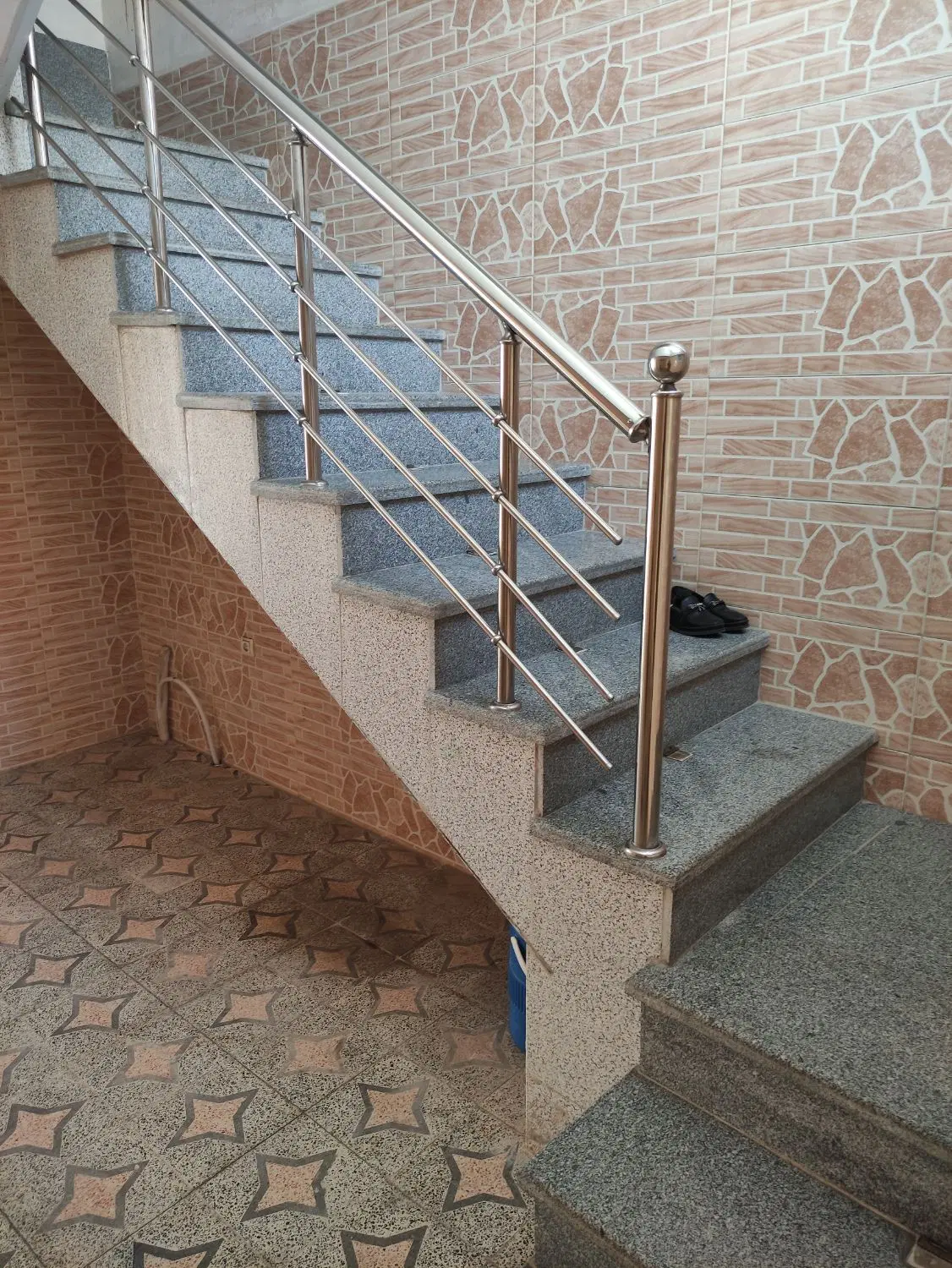 فروش منزل مسکونی دو طبقه روی پیلوت اصفهان