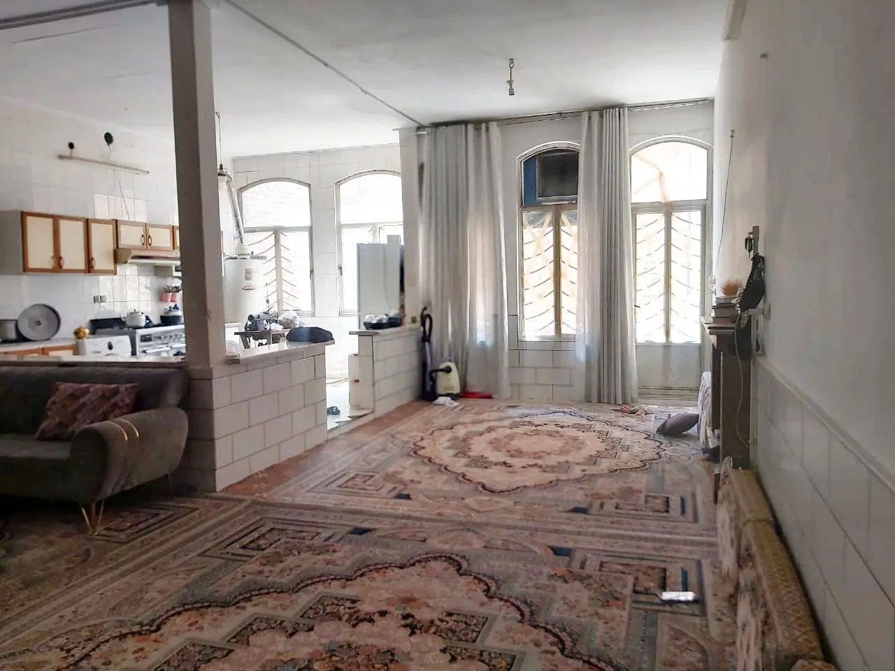 طبقه ی همکف درخیابان بهارستان