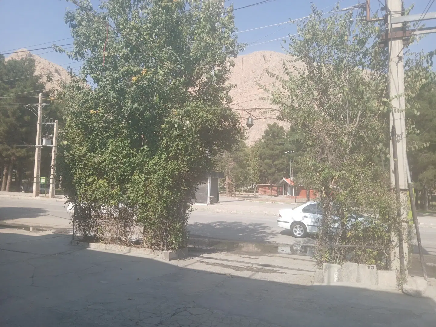 خانه بر اصلی جاده قدیم