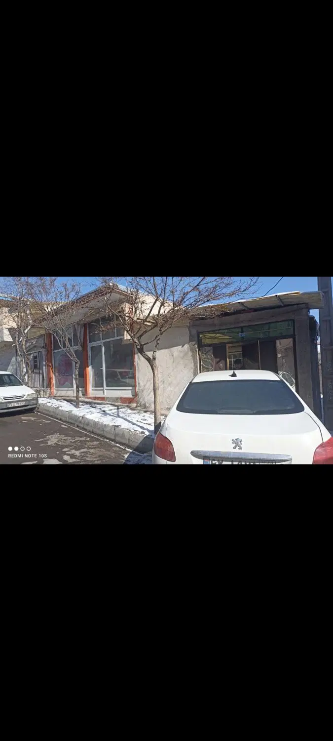 خانه حیاط دار دو نبش با دوتا مغازه کرکره دار