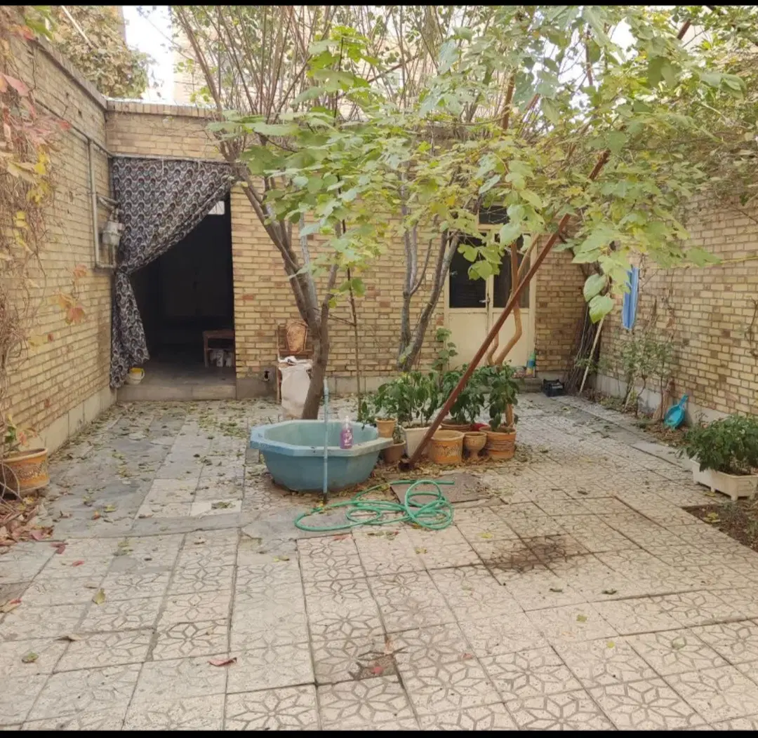 حیاط کلنگی