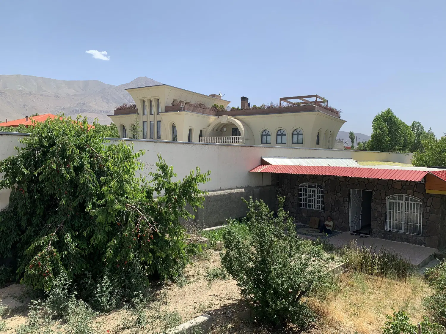 باغچه ویلا ۹۰۰ متر ۱۰۰ متر بنا کوی پزشکان آبسرد