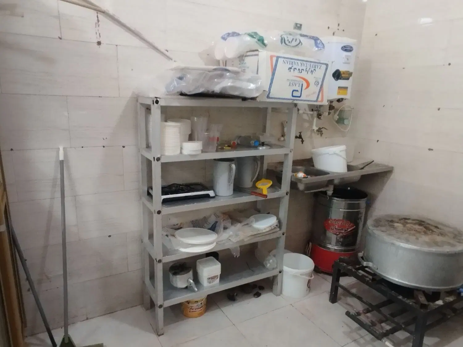 مغازه لبنیاتی بفروش می‌رسد
