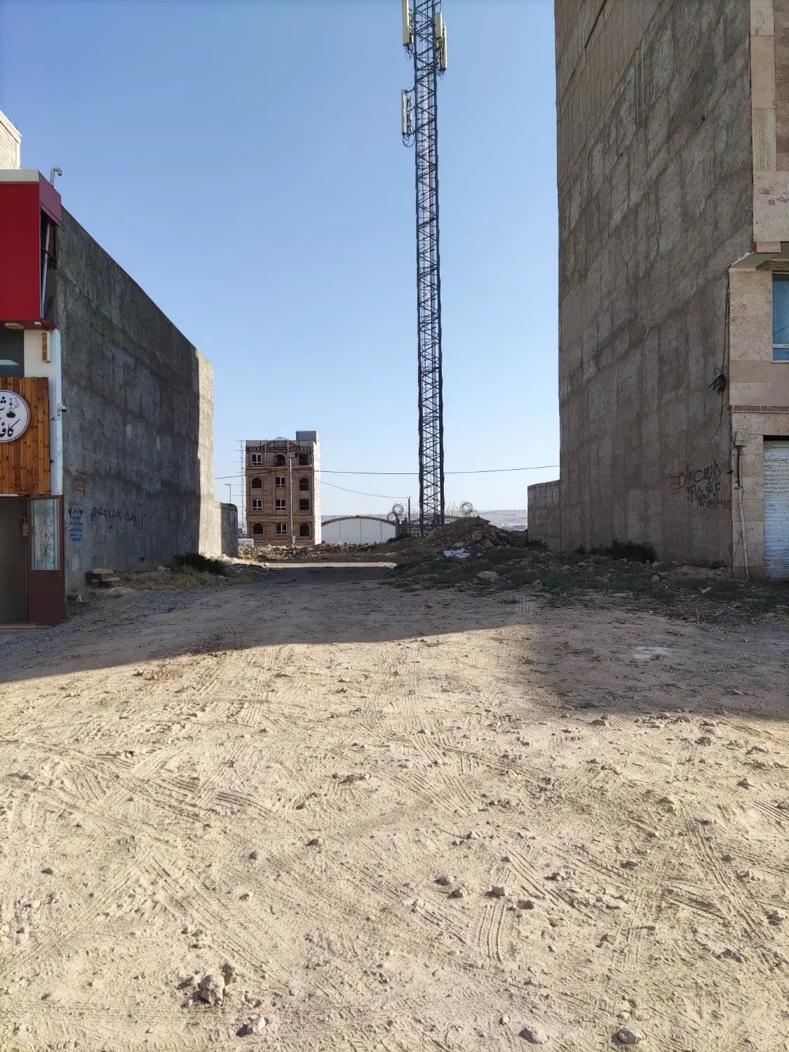 زمین تک برگ سند در رو میدان