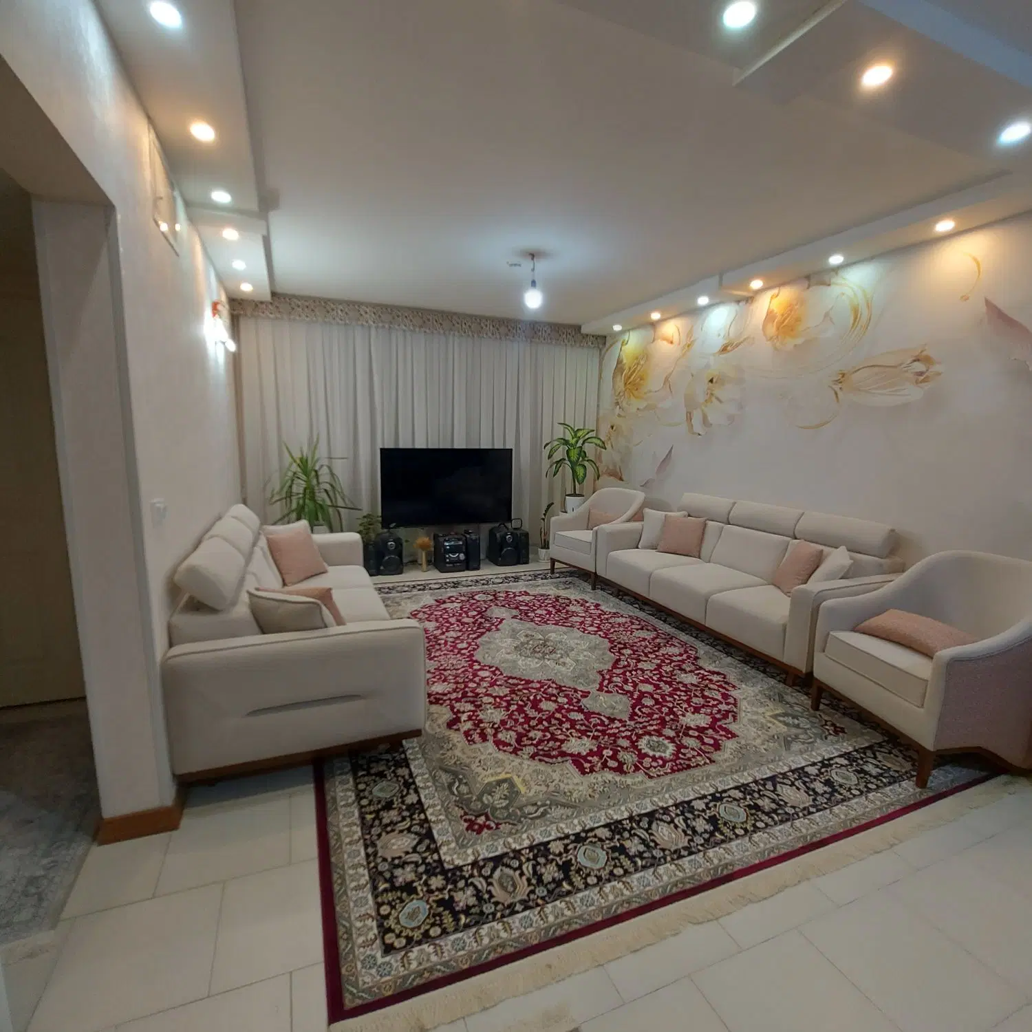 آپارتمان نوساز ،شیک ، غرق نور
