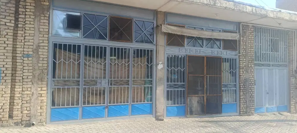 دو دهنه مغازه بر خیابان اصلی