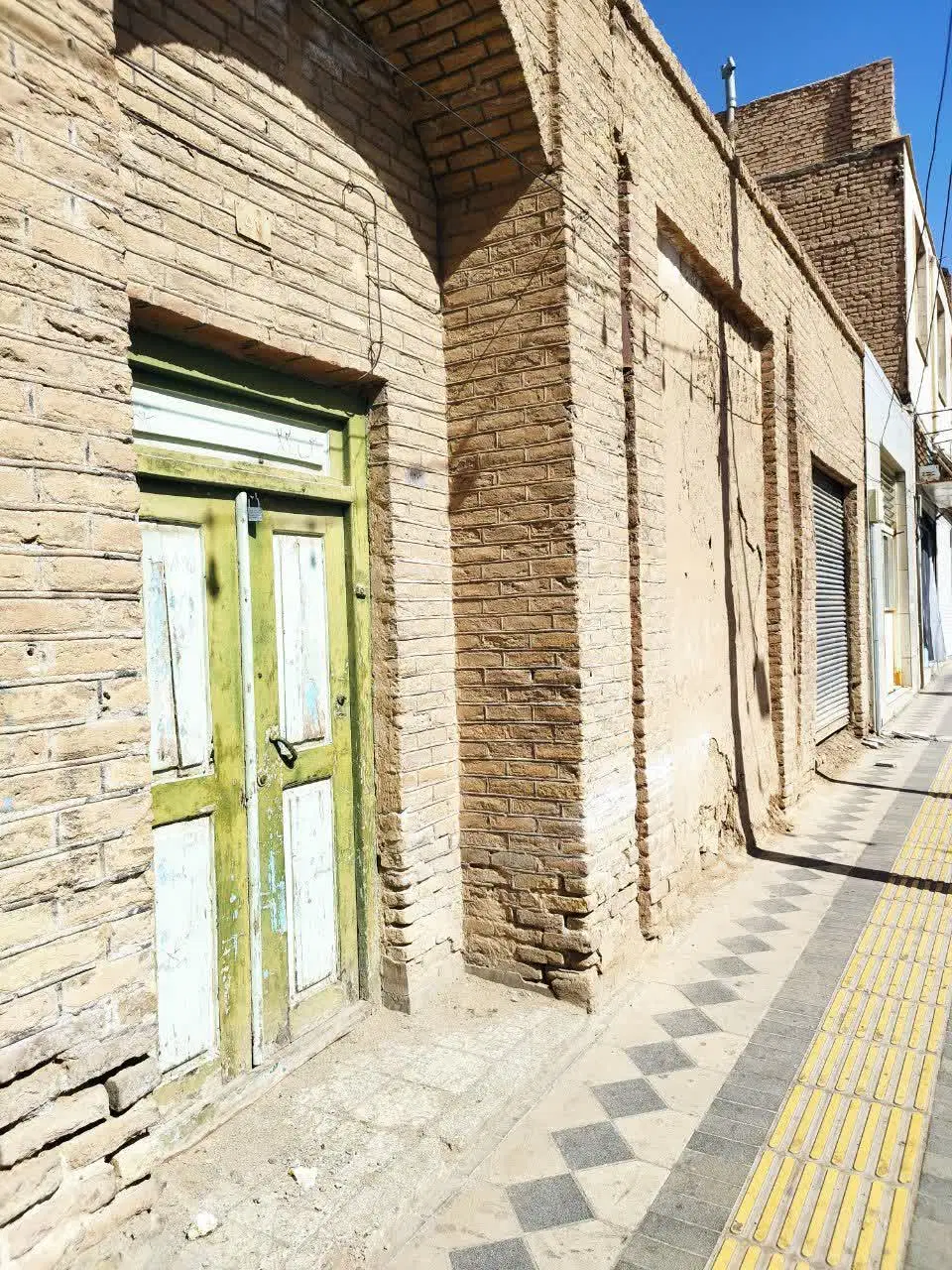 فروش منزل ویلایی ۳۲۵ متری  مناسب ساخت‌وساز