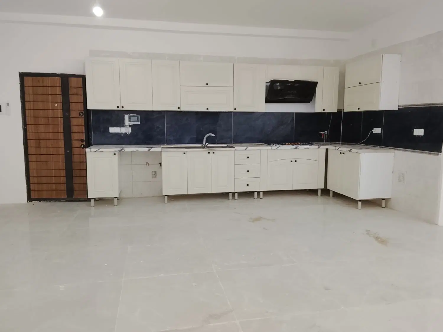 ساختمان سه طبقه آپارتمانی نوساز