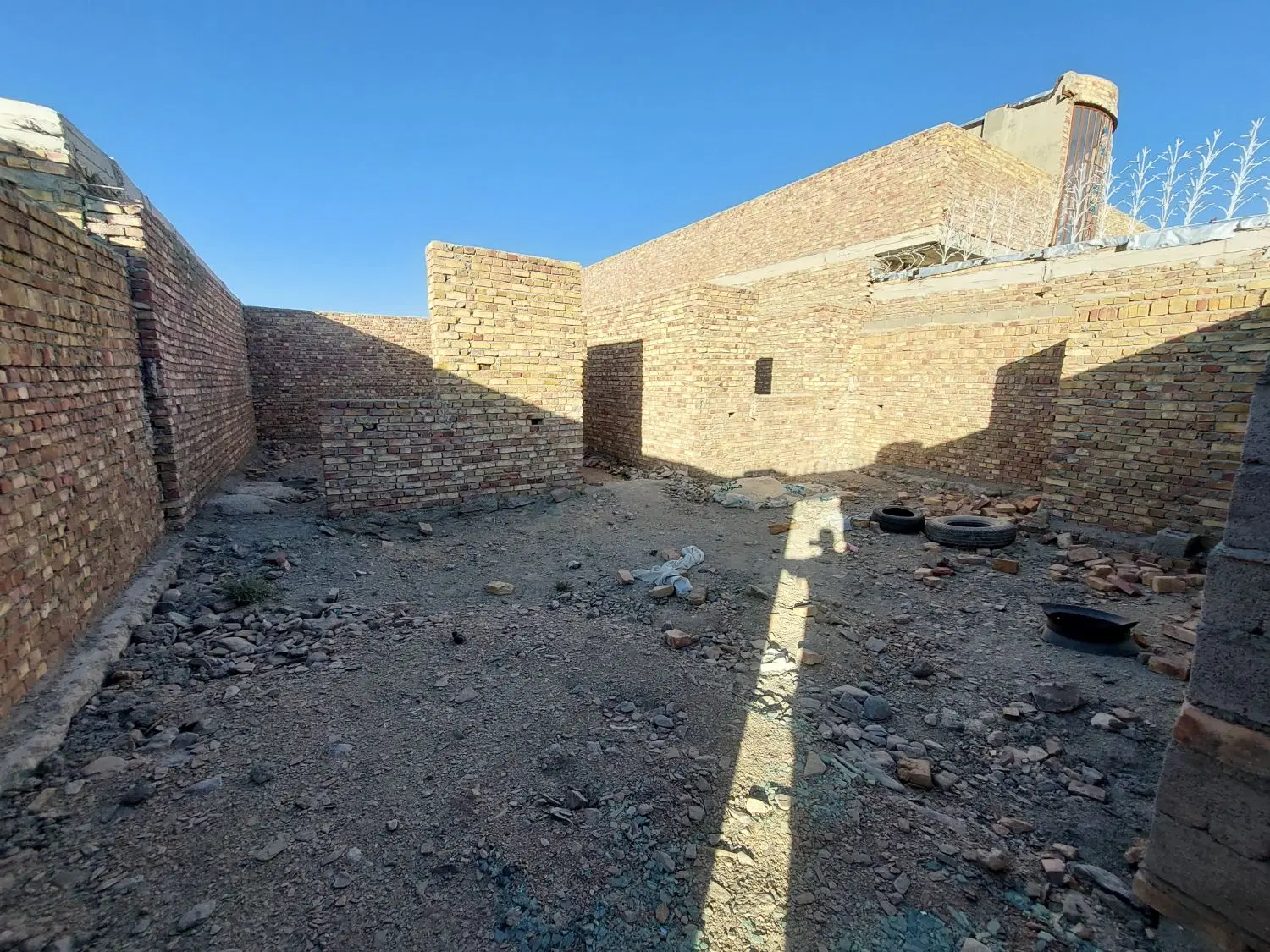 خانه نیمه کاره پشت مرکز