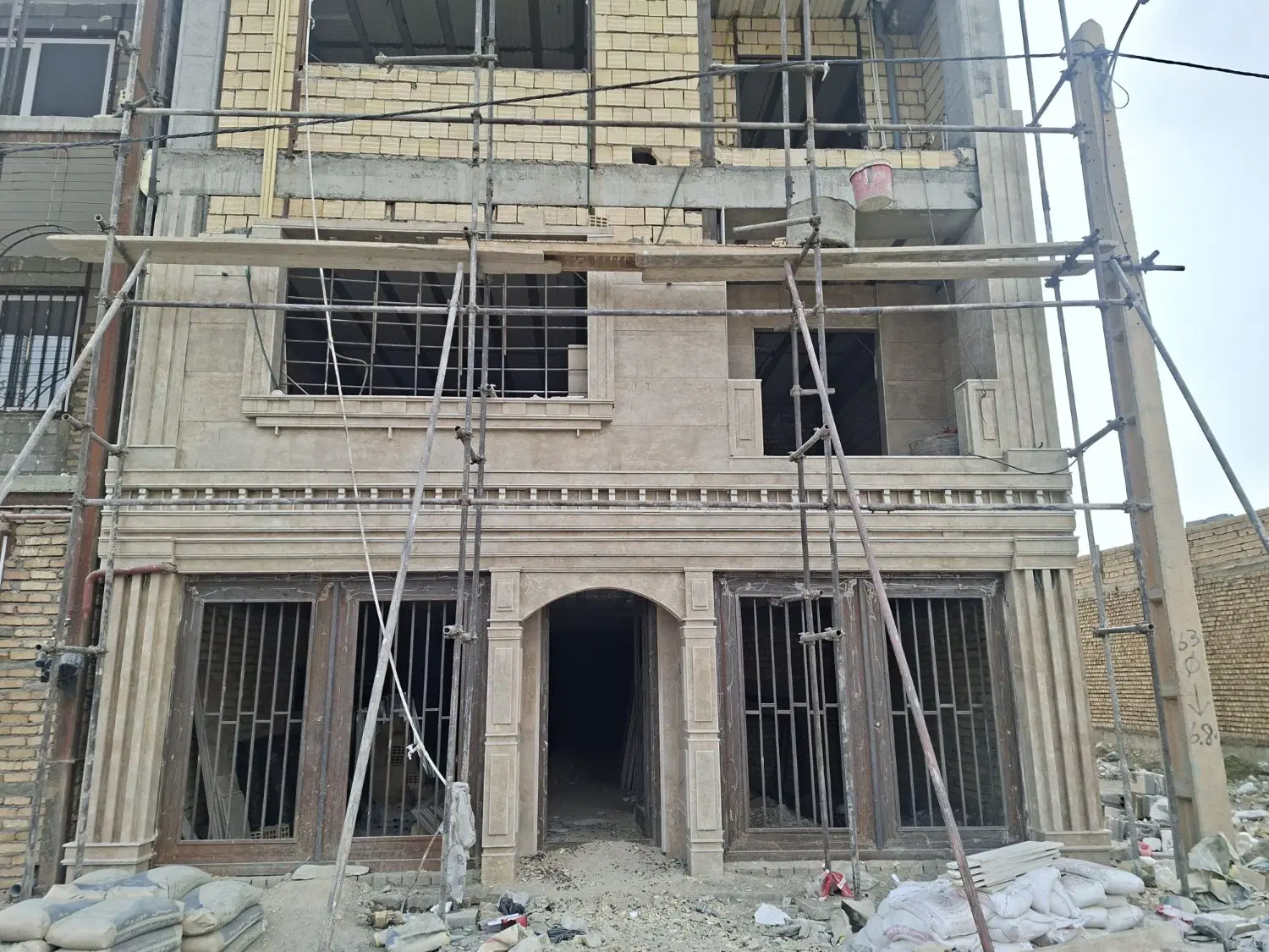 ساختمان چهارطبقه تک واحدی