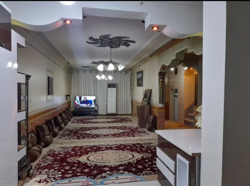 یک باب منزل مسکونی به فروش میرسد