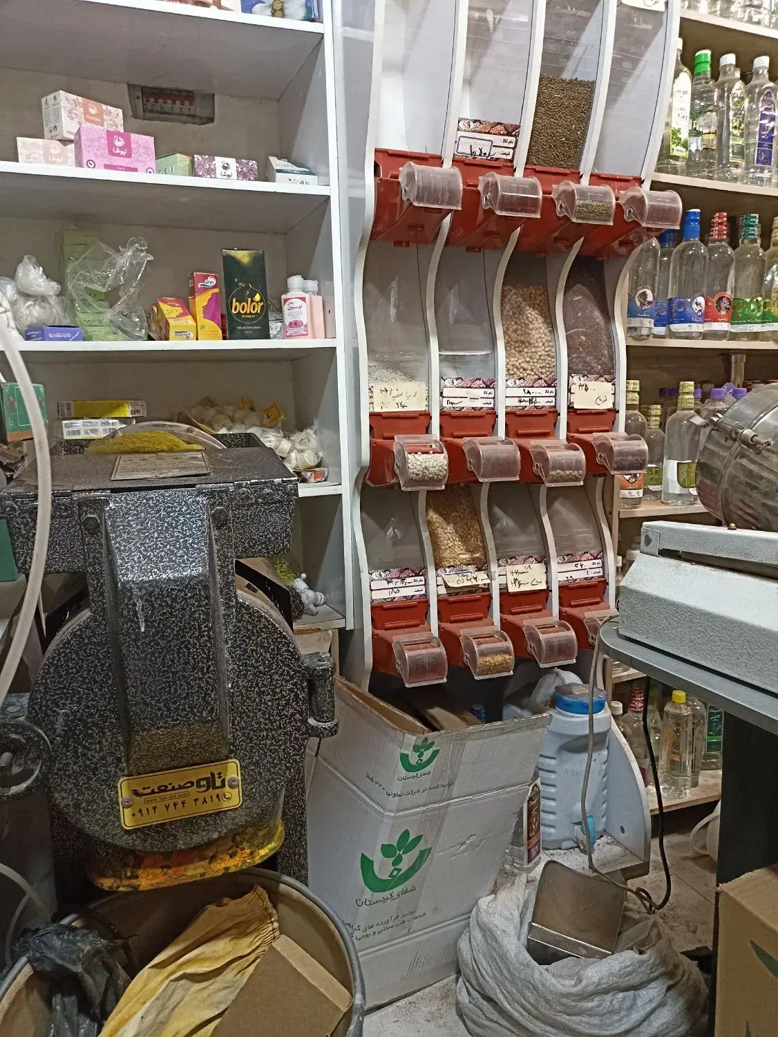 فروش و گذاری کامل فروشگاه عطاری با جنس مکان