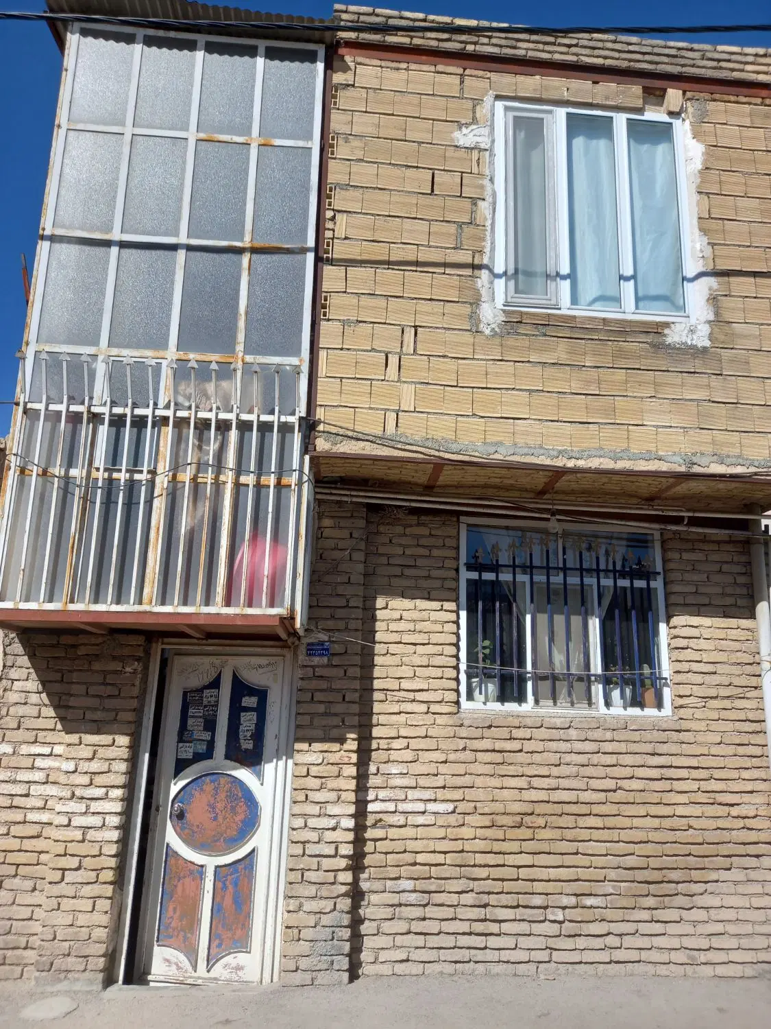 یک باب منزل مسکونی دوطبقه
