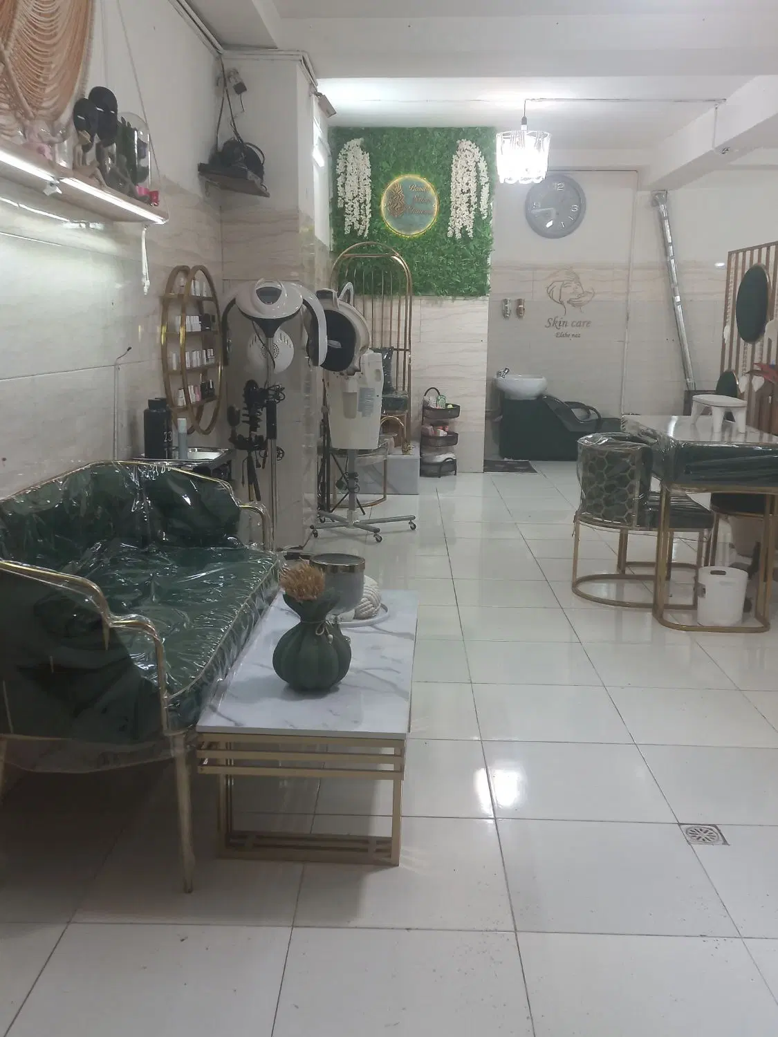 مغازه فروشی حدودا 57 خ مسجدالنبی داخل کوچه حسام