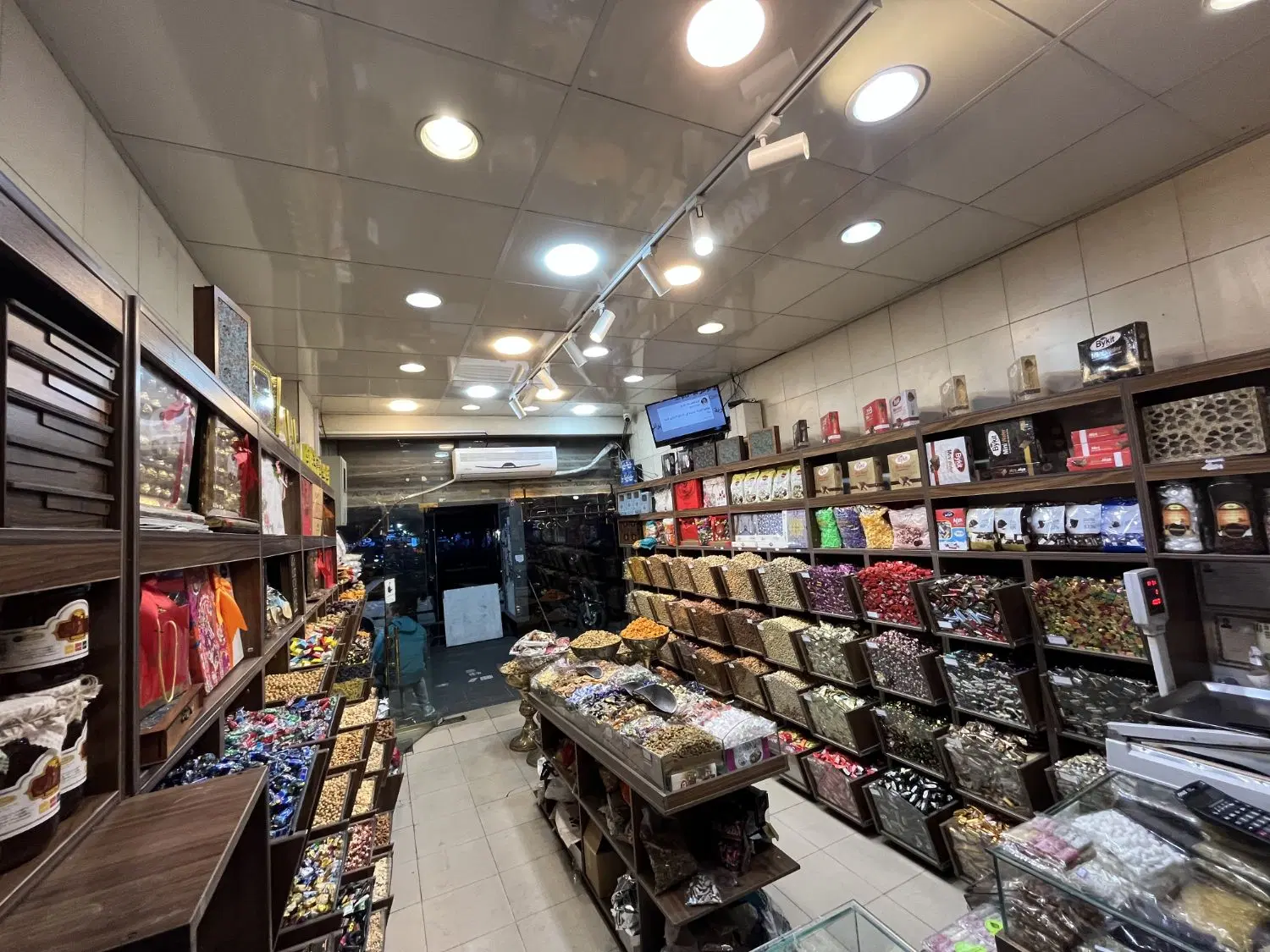مغازه ۵۰ متری در چهار راه ولیعصر کافه قنادی خشکبار