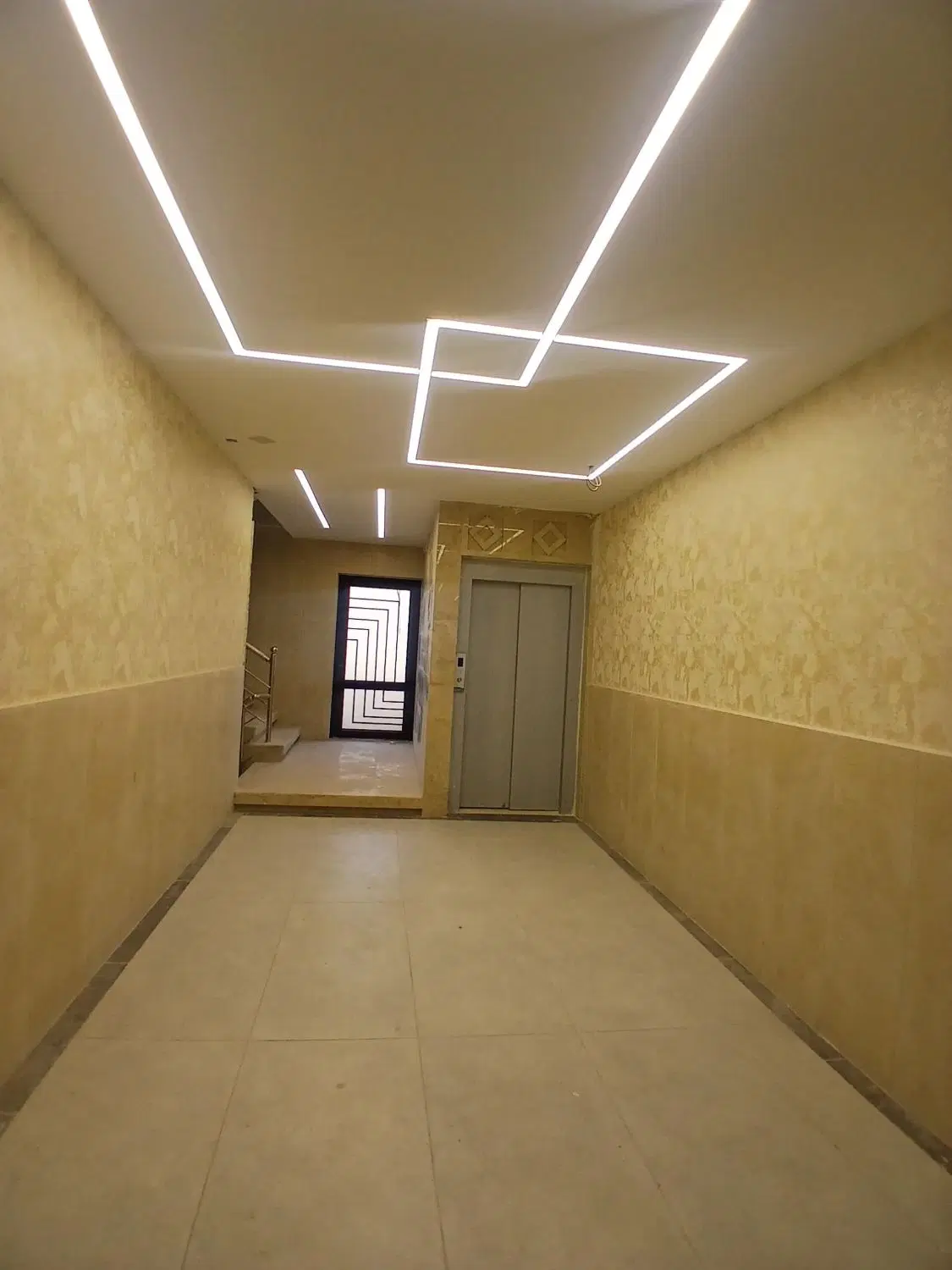 واحد اداری نوساز(مطب پزشکان) جنب بیمارستان17شهریور