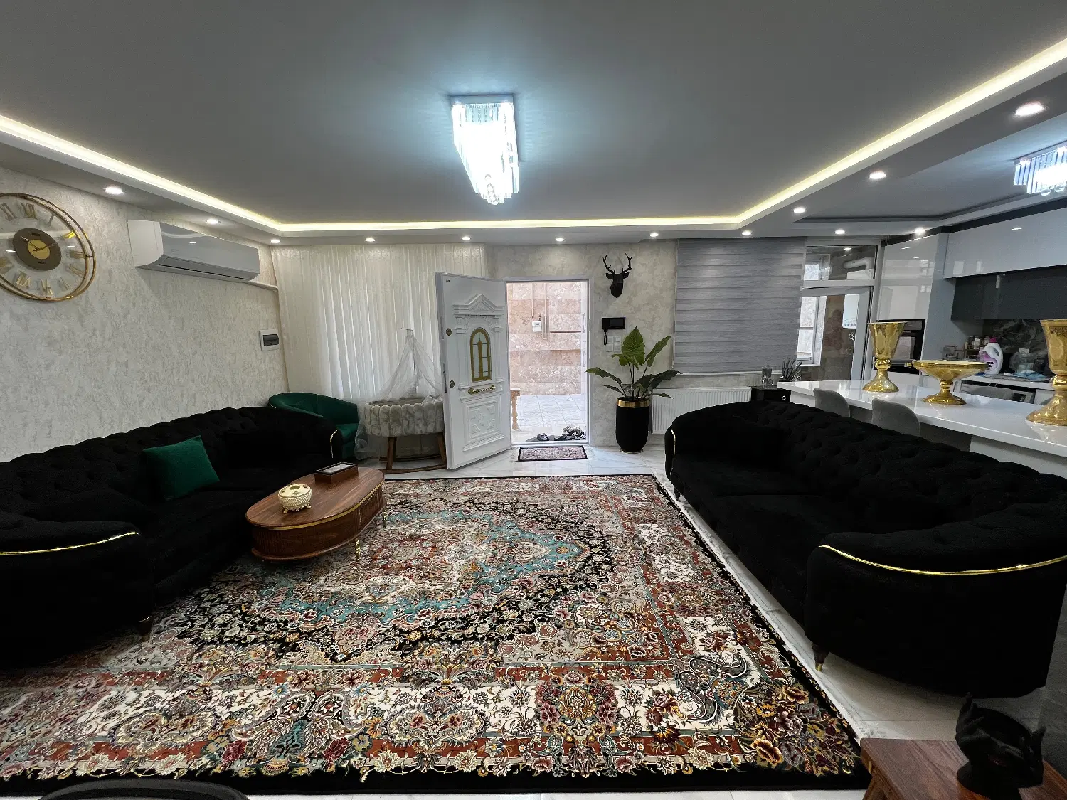 حیاط دربست ویلایی لوکس